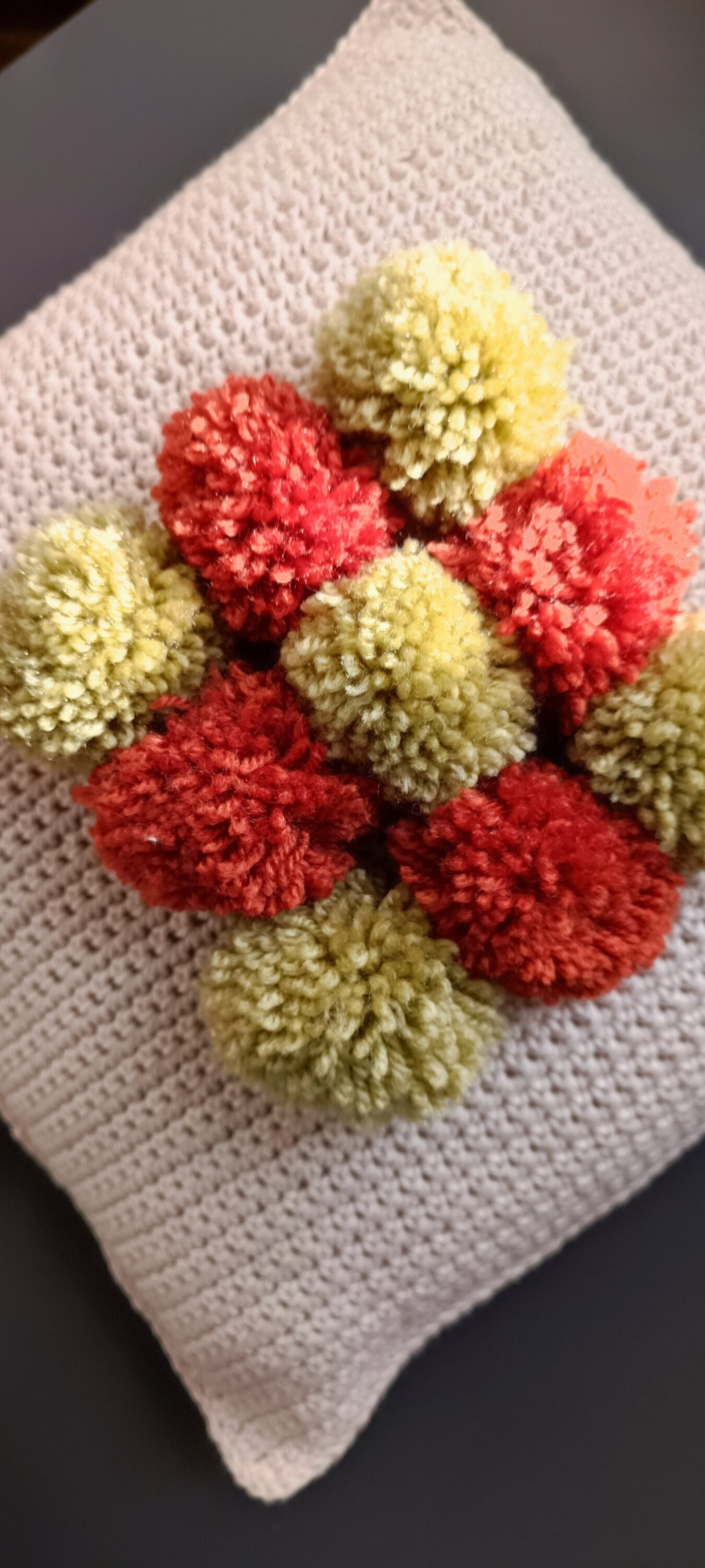 "Pompon I" Cojin tejido a ganchillo - 2