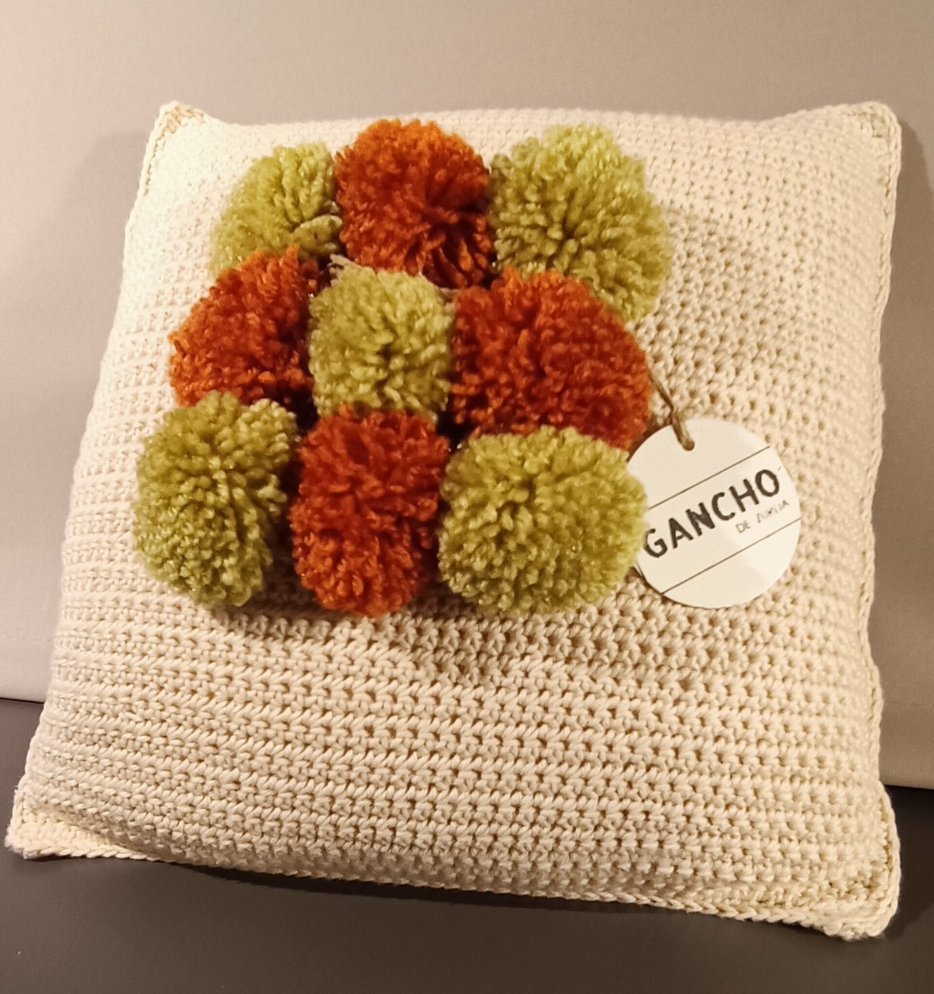 "Pompon I" Cojin tejido a ganchillo - 4